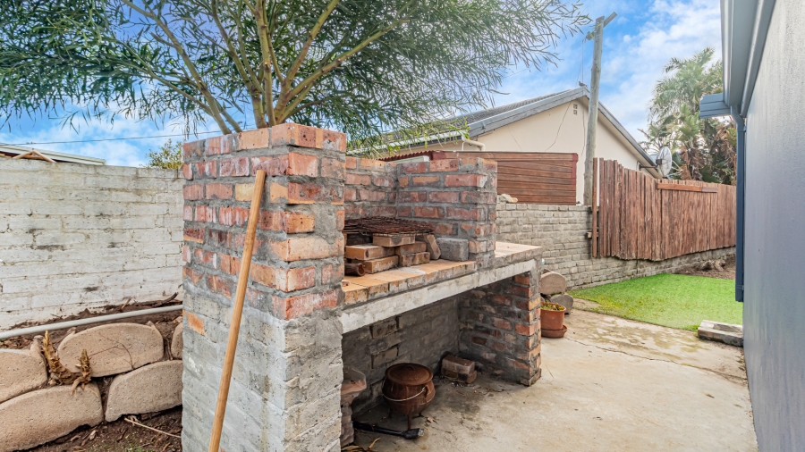 5 Bedroom Property for Sale in Sunnydale Western Cape